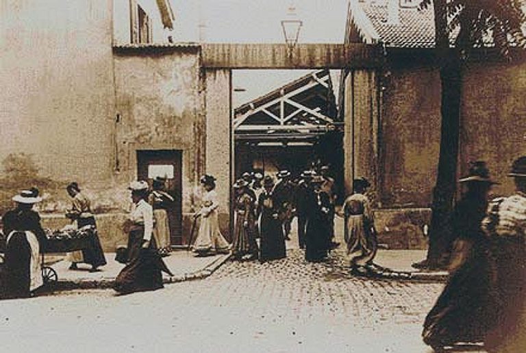 Snímek Dělníci odcháízející z Lumiérovy továrny zahajuje filmová představení.