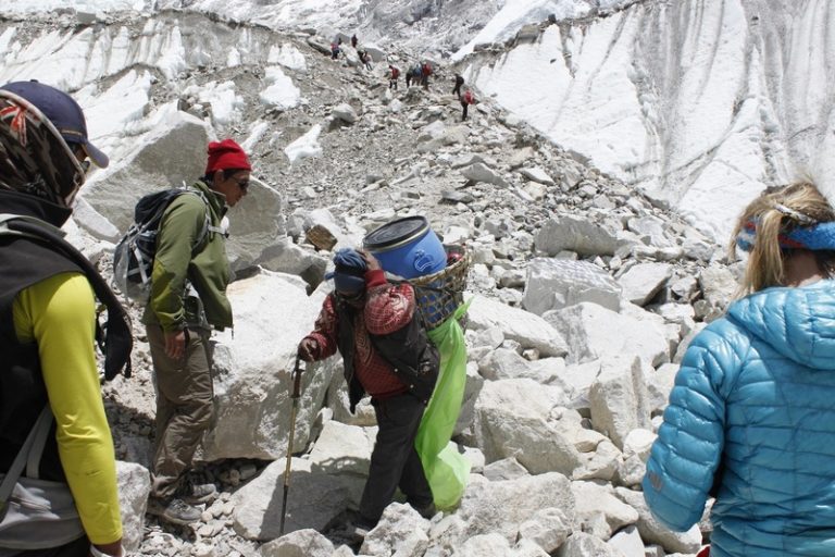 Z Everestu je každý rok vysbíráno 11 tun lidských exkrementů.