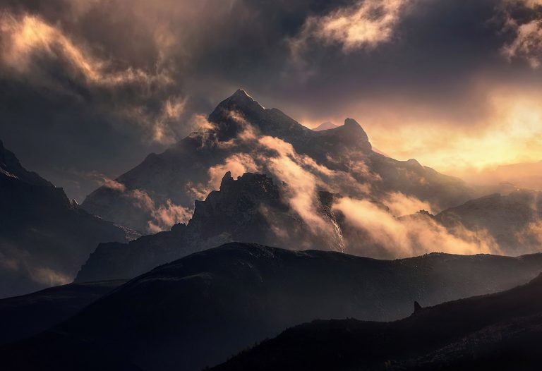 Poblíž vrcholu osmitisícovek vládne tak silné sluneční záření, že horolezci si mohou spálit patro při dýchání.