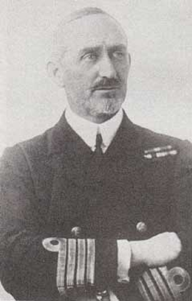 Za zajmutí německé lodě Kingani se velitel Spicer-Simson dočká pochvaly od samotného britského krále.