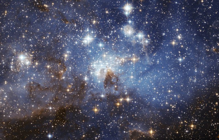 Hvězda se rodí jako kolabující mrak materiálu složený hlavně z vodíku, hélia a stopových množství těžších prvků.