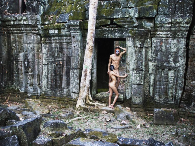 Vstup do chrámového komplexu Angkor Vat v Kambodži je podmíněn přísnými požadavky na dostatečně zahalující oblečení. To ale nepřekáží některým turistům, aby se v místech fotografovali zcela nazí.