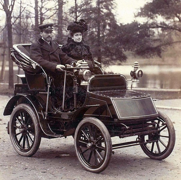 Francouzský konstruktér Léon Serpollet s manželkou. Zřejmě právě on se stal prvním majitelem identifikační značky vozu.