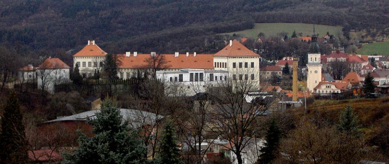 V místech dnešní Bíliny stojí v 11. století hradiště, které střeží vstup do Čech.