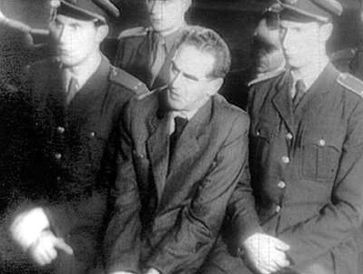 V procesu s Rudolfem Slánským (uprostřed) je přinucen svědčit i Gottwaldův osobní lékař.