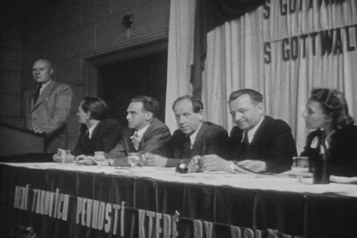 Informace o Gottwaldově zdravotním stavu dostává pravidelně na stůl i druhý muž komunistické strany Rudolf Slánský (na snímku třetí zleva).