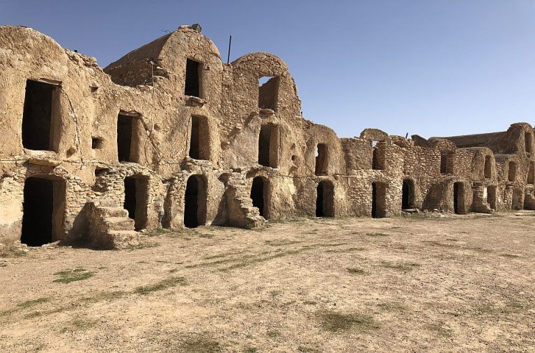 Tradiční domky z nepálené hlíny, tzv. ksáry, v berberské osadě Ksar Haddada.