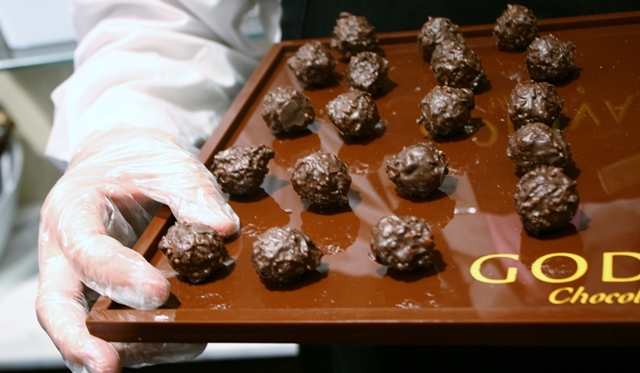 Ochutnávač čokolády testuje především vzhled, barvu a hlavně chuť.