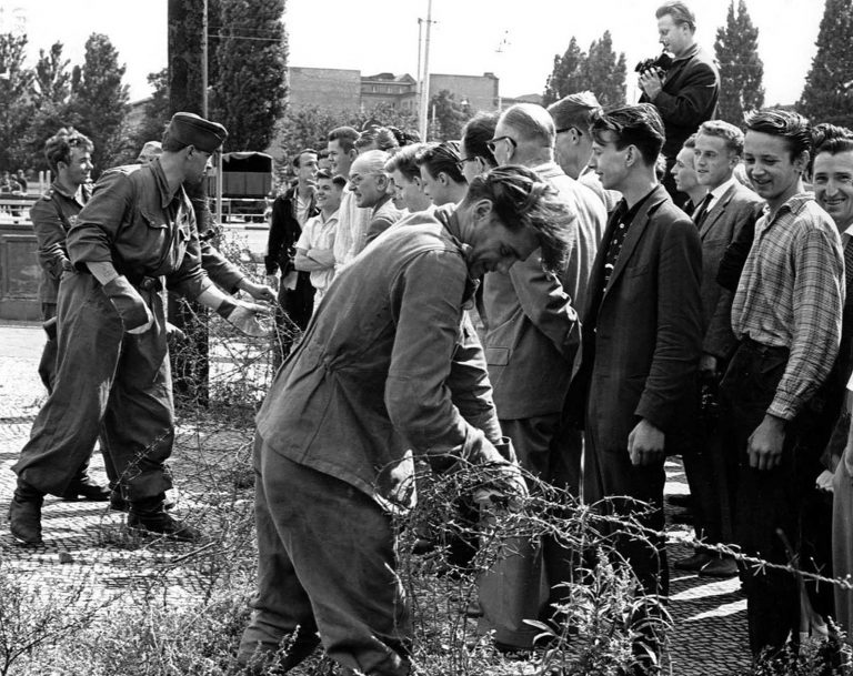 13. říjen 1961: východoněmečtí vojáci pokládají napříč Berlínem ostnatý drát.
