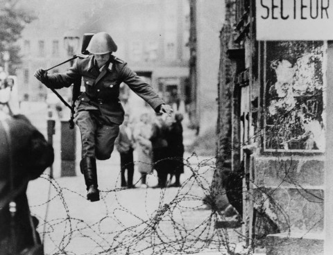 Východoněmecký voják Conrad Schuman utíká z východního Berlína (15. srpna 1961). Jeho příkladu později následovalo 580 dalších vojáků.