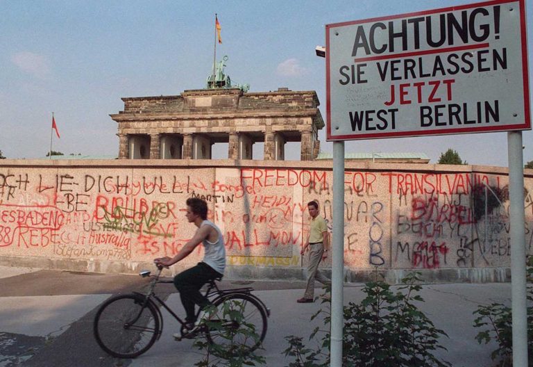 Z východoněmecké strany byla zeď natřena bílou barvou, aby byl utíkající člověk lépe vidět. Ze strany druhé ji mladí Berlíňané pomalovali graffiti.