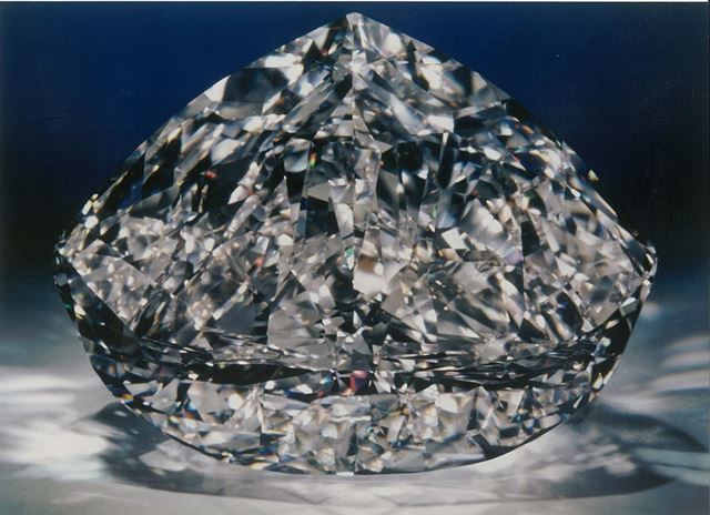 Diamant má téměř 600 karátů.