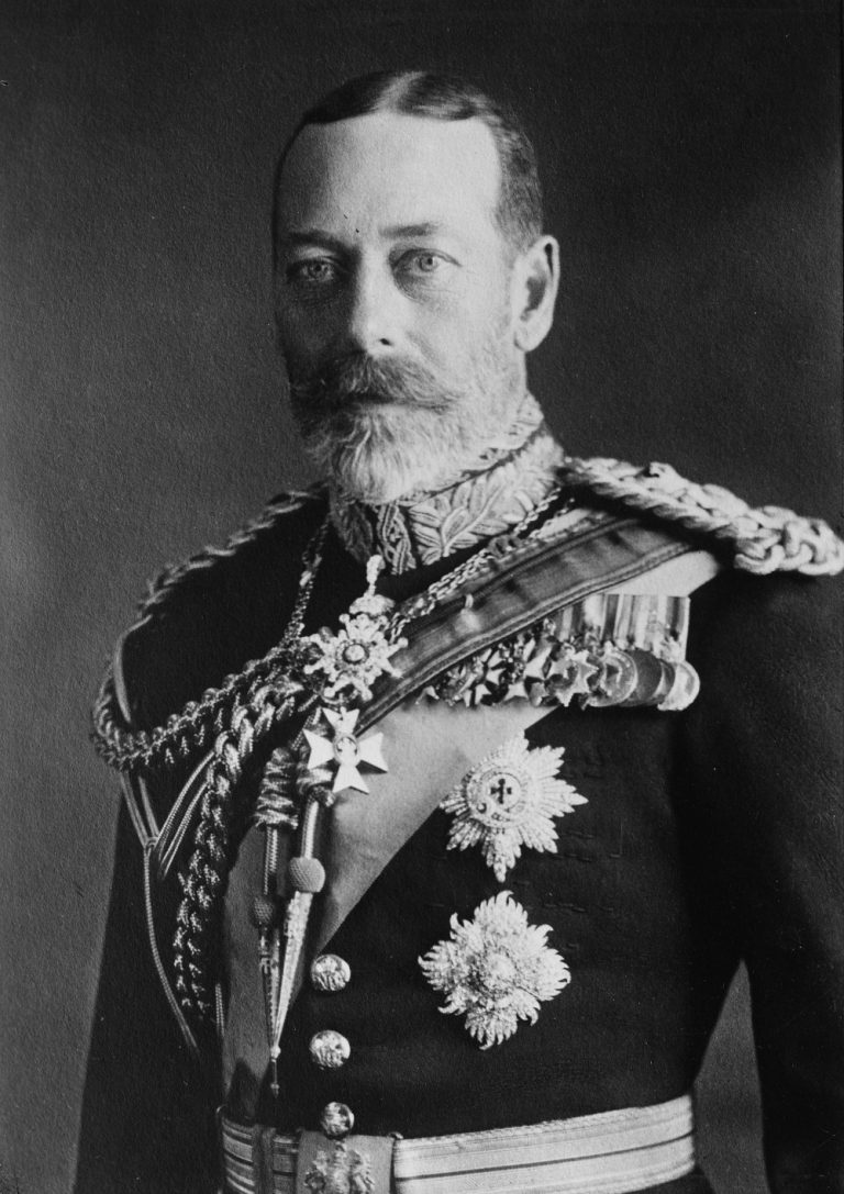 Král Jiří V. se 4. srpna 1914 schází s vládou, ještě téhož dne vyhlašuje Velká Británie Německu válku.