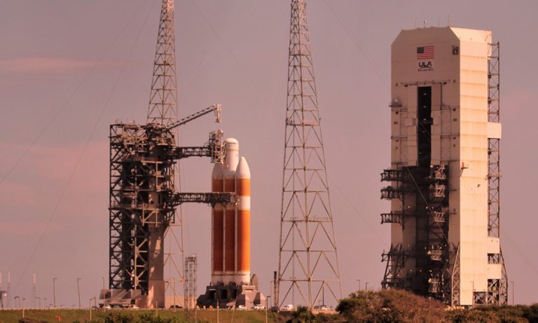 Raketa Delta IV Heavy, která sondu vynesla do kosmu.