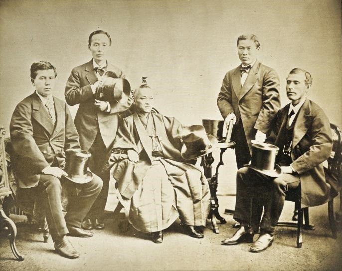 Japonská diplomatická mise vyráží v 70. letech 19. století do USA. Itó je druhý zprava.