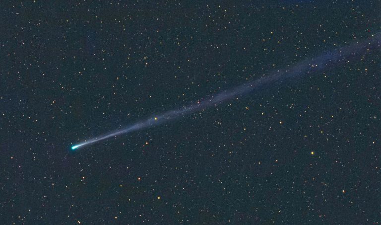 Jádro komety se skládá především z vodního ledu, tuhého oxidu uhličitého, oxidu uhelnatého, dalších zmrzlých plynů a prachu.