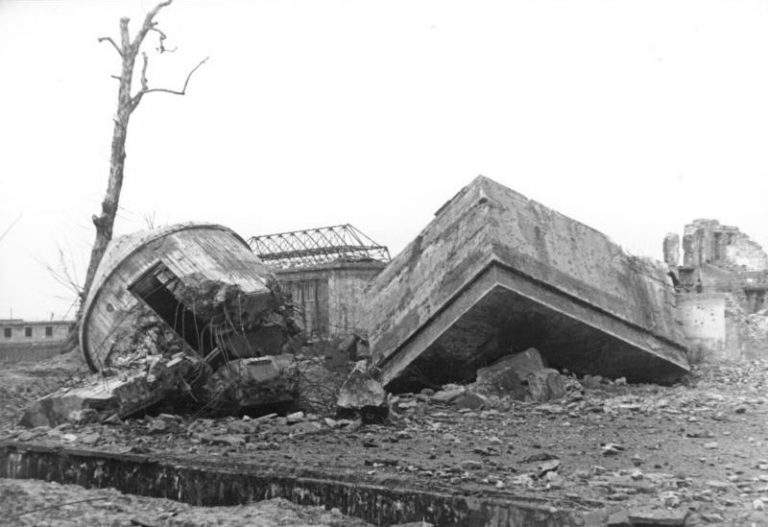 Trosky bunkru v roce 1947.