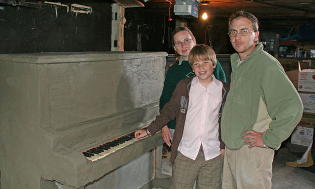 Judy Wearingová (se synem a manželem) zkusí podle Edisona odlít betonové piano. K jejímu překvapení zvuk zní čistěji a jasněji než z dřevěného nástroje.