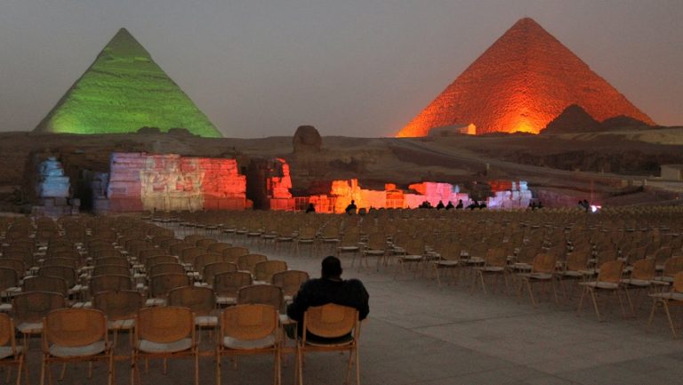 Večerní osvětlení pyramid.