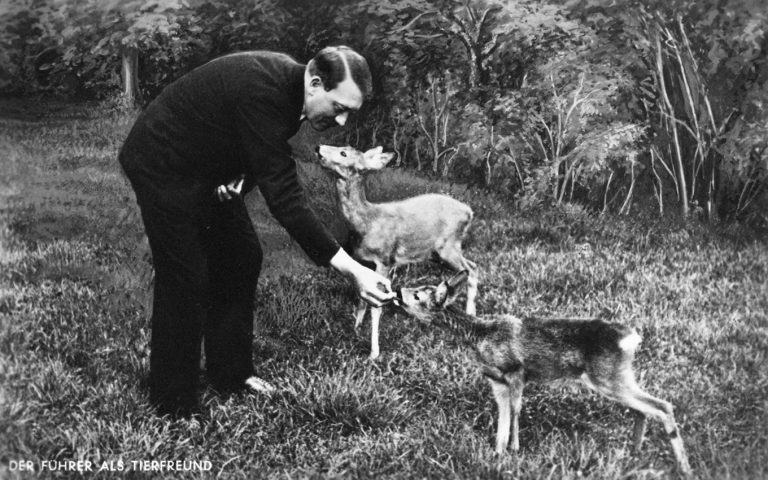 Hitler je vegetarián. Souvisí to však spíš s vadou zažívání, než láskou ke zvířatům.