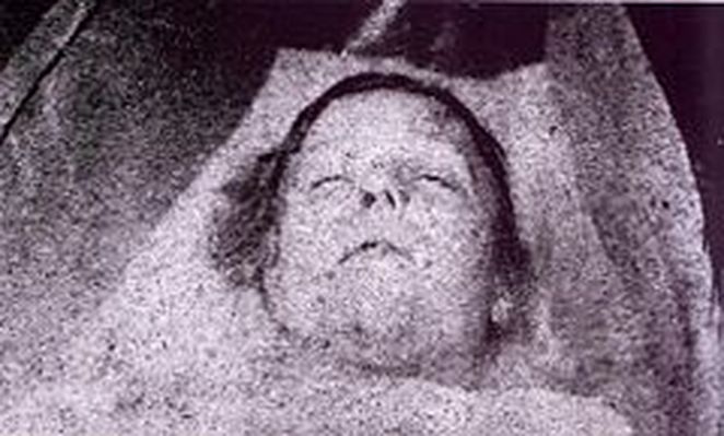 Mary Anne Nichols je nalezena mrtvá v příšerném stavu.