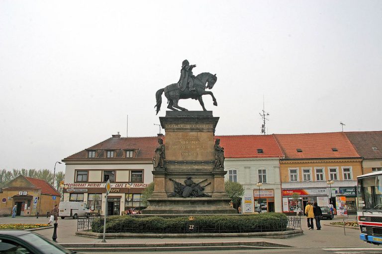 Na náměstí v Poděbradech stojí Jiříkova socha. Není ale jisté, jestli na svět vykoukl právě zde.