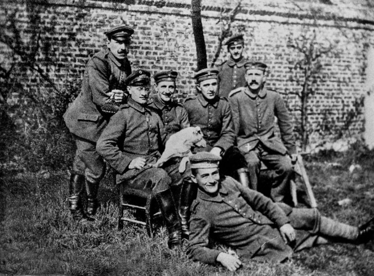 V první světové válce prý Hitler (vpravo) přišel o jedno varle. Ověřit to ale nejde.