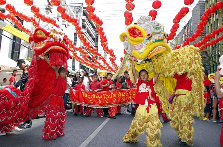 Čínský tanec s drakem symbolizuje hojnost, štěstí a sílu.