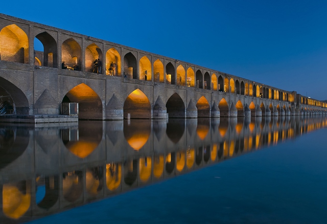 Každý rok je během tradičního íránského svátku Norouz most zdoben světly a květinami, přičemž každý oblouk má svou vlastní barvu.