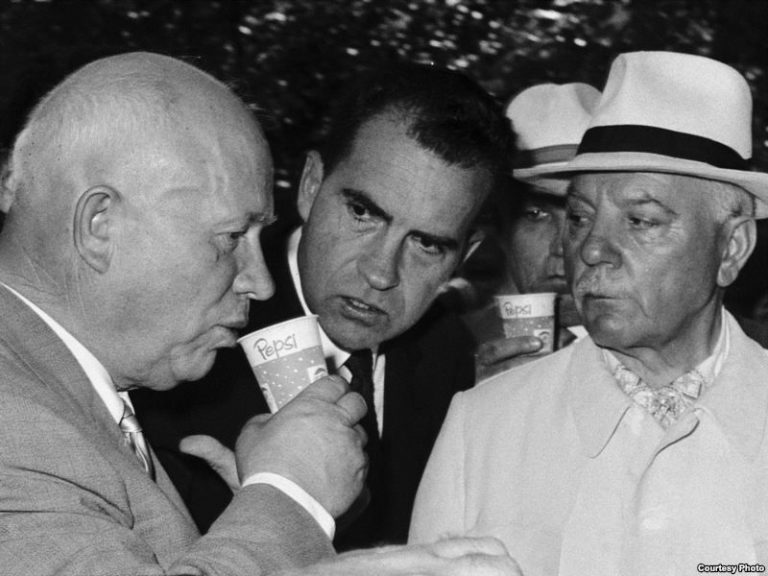 „Chruščov chce být společenský.“ Slavná fotografie, která oblétne svět.