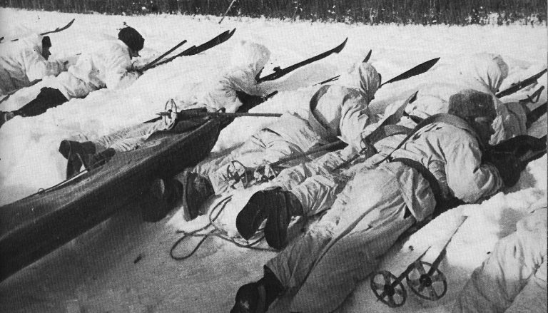 Malé a pohyblivé finské jednotky vytvářely pasti zvané mottu, do nichž lapaly nepoměrně silnější, ale těžkopádné sovětské sbory. Finští specialisté pro boj na lyžích odění do bílého se na protivníka vyřítili z lesů, zdecimovali jej a znovu se stáhli.