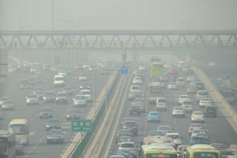 Smog vzniklý z osobní automobilové dopravy je charakteristický především pro čínská města. Avšak ani Evropa se mu nevyhýbá.