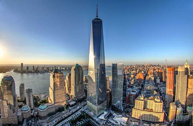Náklady na výstavbu mrakodrapu dosáhly téměř 4 miliardy dolarů (cca 87 miliard korun). Ve své době tak šlo o nejdražší budovu na světě. Základní atrakcí je hlavní vyhlídka ve 100. patře, umožňující výhled na New York v rozsahu 360°.
