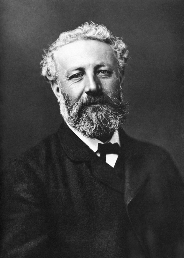 Spisovatel Jules Verne, s kterým se Nellie během cesty setká, aby si od něj poslechla užitečné rady.