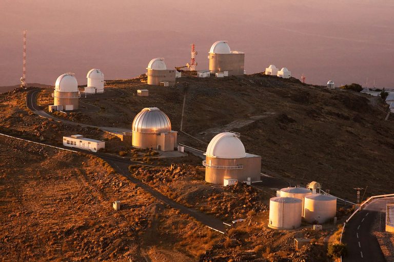 Při výzkumu 2004 EW95 byly nápomocny přístroje Evropské jižní observatoře.