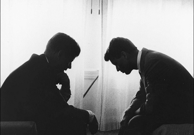 Prezident John a ministr spravedlnosti Robert Kennedyovi.