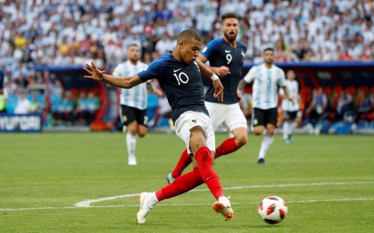 Francouzský talent Kylian Mbappé a míč Telstar 18 v červenobílém provedení.