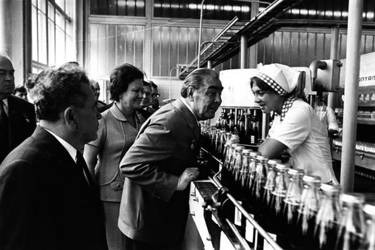 Leonid Brežněv se v roce 1976 přijde podívat do první fabriky na americkou limonádu v Sovětském svazu. Zařízení je údajně nejmodernější továrnou Pepsi na světě.