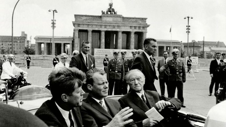 John Kennedy, starosta Západního Berlína Willy Brandt a kancléř Konrad Adenauer u berlínské zdi.
