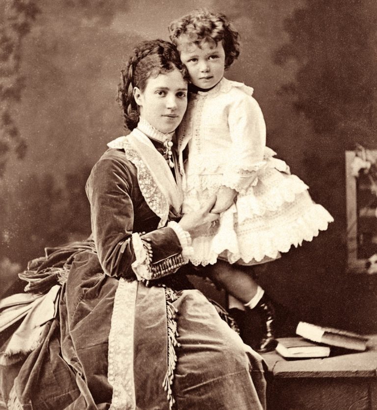 Mikuláše drží stranou od všeho dění i matka Marie Fjodorovna (na obr. s malým synem).
