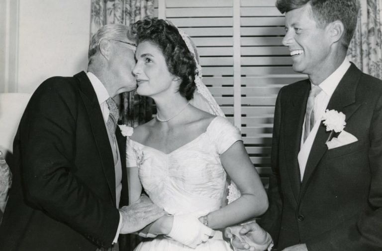 Joseph Kennedy vítá čerstvou paní Kennedyovou v rodinném klanu.
