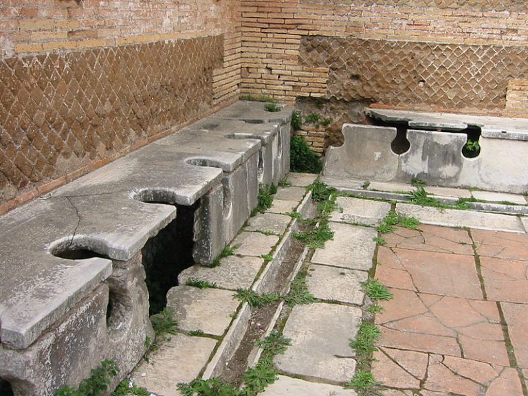 Antické toalety bezplatně? Jenom v určité době. Za císaře Vespasiána se za ně platí.