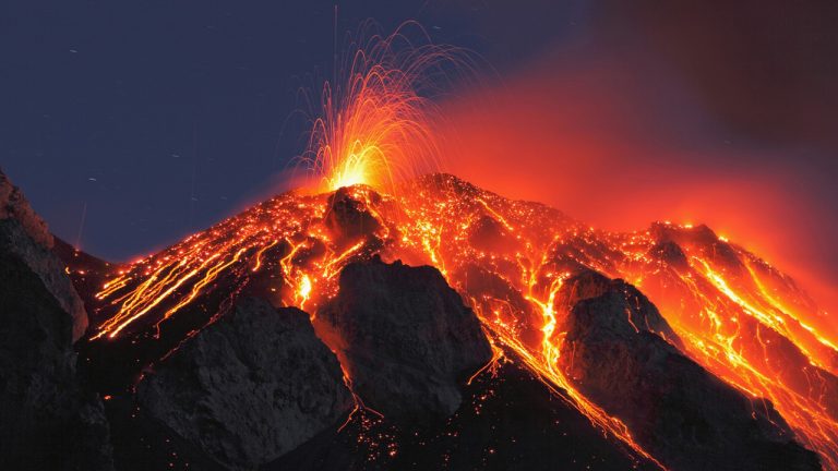 Sopky v některých případech před erupcí varují dost zjevnými úkazy, kterými jsou slabší nebo silnější místní zemětřesení, unikající kouř (fumaroly) houstne a tmavne, dochází i ke zvukovým efektům.