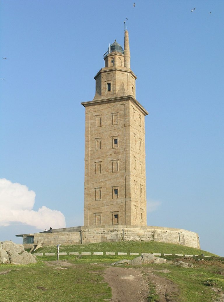 Nejstarší římský maják, který je stále v provozu - Herkulova věž v severozápadním Španělsku - je majákem v Alexandrii zřejmě inspirován.