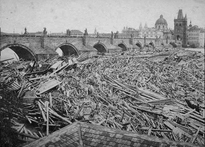 Karlův most v Praze při povodni v květnu 1872.