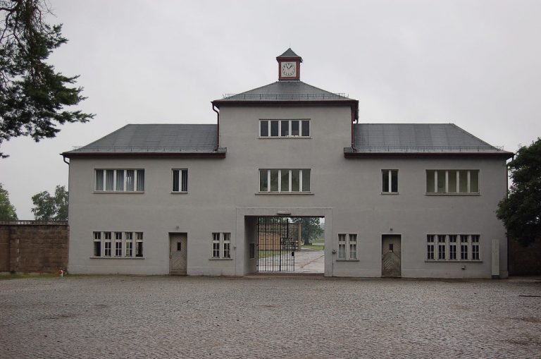 Vstupní brána sachsenhausenského tábora. Prošel jí i vězeň s číslem 18013.