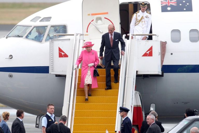 Jedinou osobou, která při cestě do zahraničí pas nepotřebuje, je britská panovnice Alžběta II. Britský pas je totiž vydávaný „Její výsostí“, musela by si ho tedy vystavit sama.