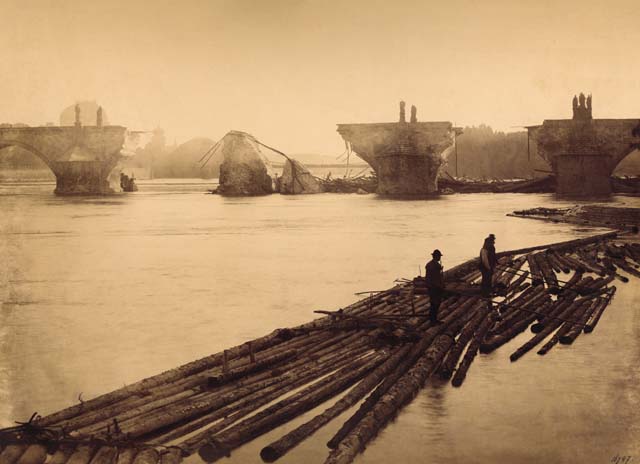 Poškozený Karlův most po záplavách v roce 1890.