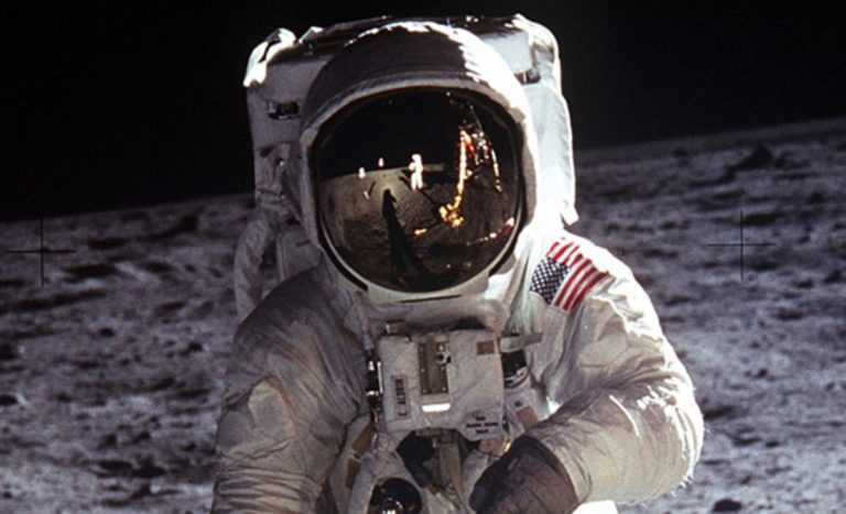 Podle jedné skupiny konspirátorů Američané na Měsíci nikdy nepřistáli, podle druhé tam mají stálé základny.