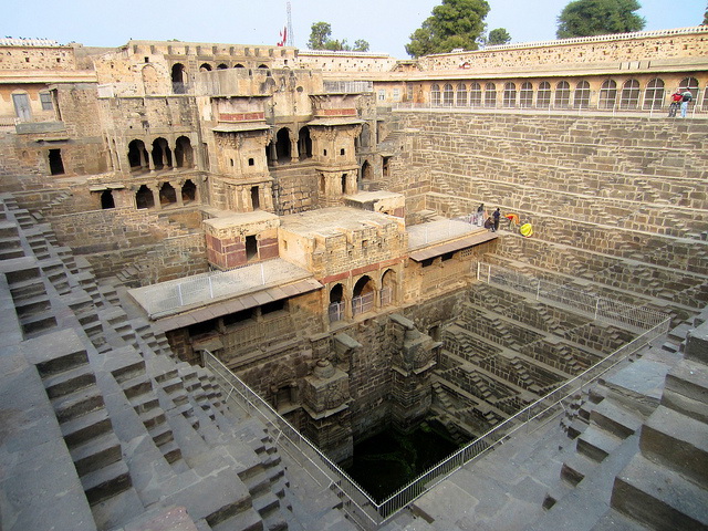 Podle dávné pověsti kdysi indickou studnu Chand Baori postavili dobří duchové.